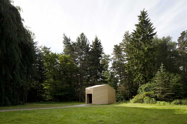 padiglione in legno in un parco